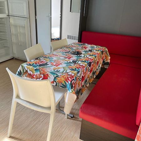 Camping Le Ruisseau Saint-André-de-Seignaux 外观 照片