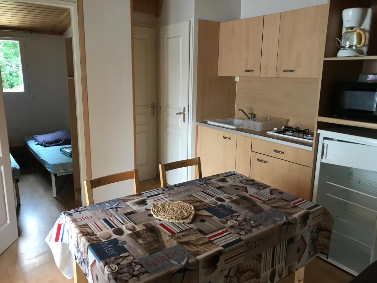 Camping Le Ruisseau Saint-André-de-Seignaux 外观 照片