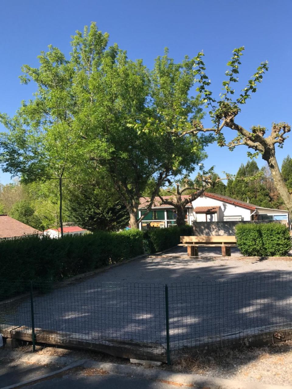 Camping Le Ruisseau Saint-André-de-Seignaux 外观 照片