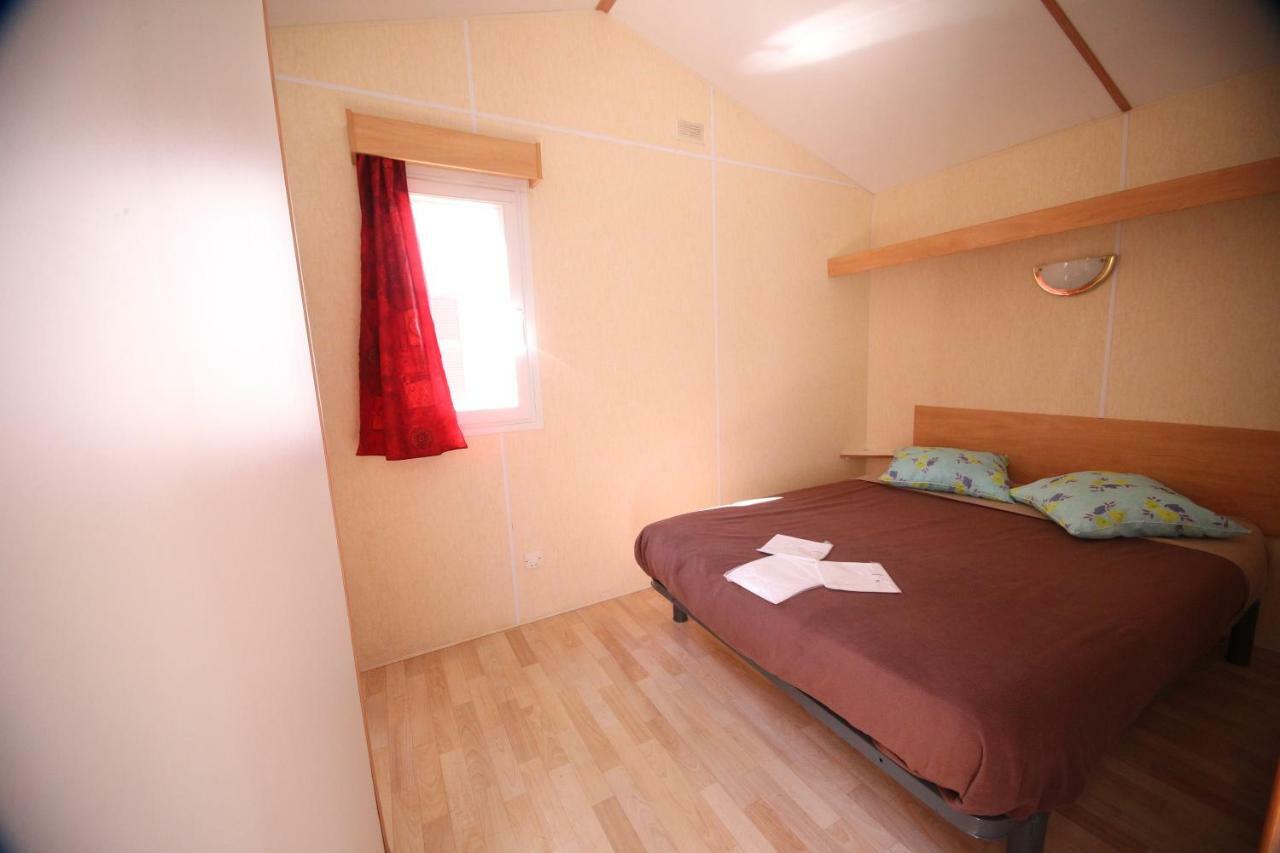 Camping Le Ruisseau Saint-André-de-Seignaux 外观 照片